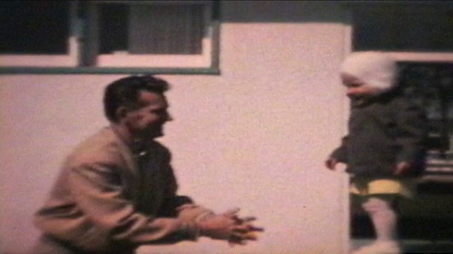 小男孩跳向他的爸爸(1963 -老式8毫米)视频下载