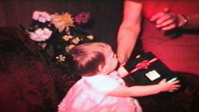 带着圣诞礼物的小女孩(1966年8毫米胶片)视频素材