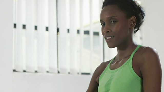 在健身房做小重量运动的女人视频素材