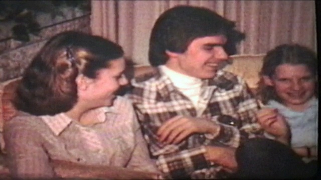 青少年欣赏圣诞树(1980年8毫米老式电影)视频下载