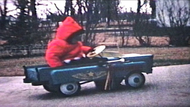 小男孩在外面开车(1964年-老式8毫米胶卷)视频素材