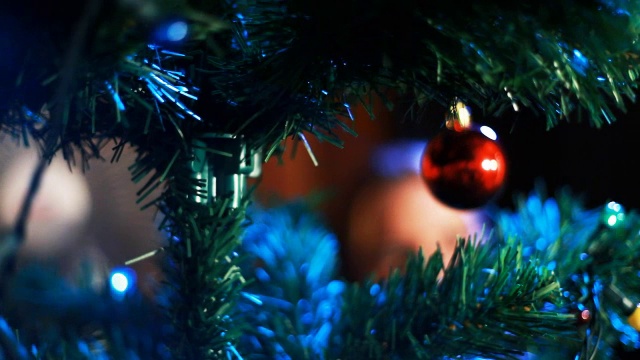 在圣诞树上挂装饰品视频下载