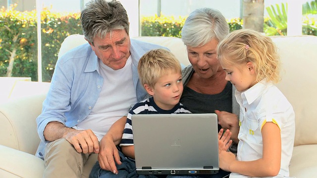 一家人在电脑前大笑视频素材