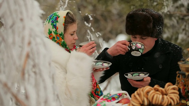 女人和男人在寒冷中喝茶视频下载