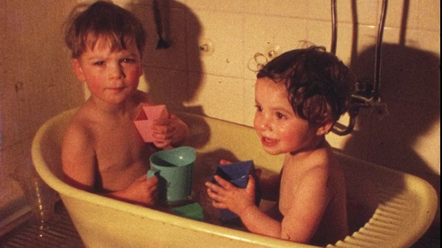孩子在浴缸里(老式8毫米业余电影)视频素材