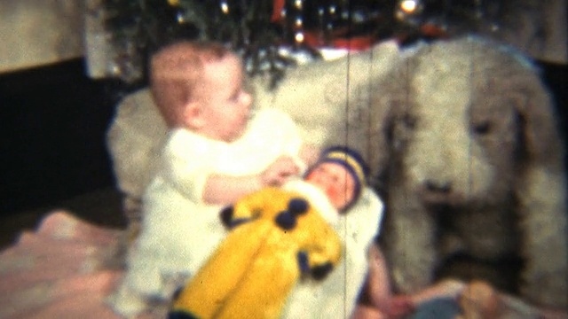 圣诞树下的小女孩(1939年8毫米佳酿)视频素材