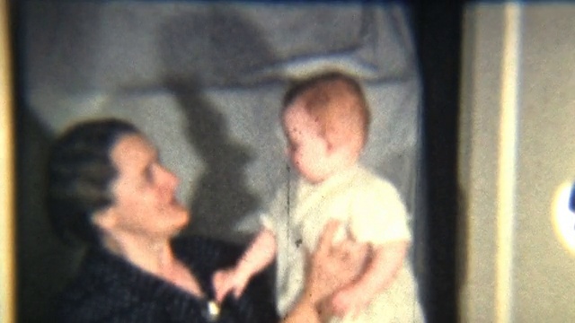 《和祖母在一起的女孩》(1939年老式8毫米胶卷)视频素材