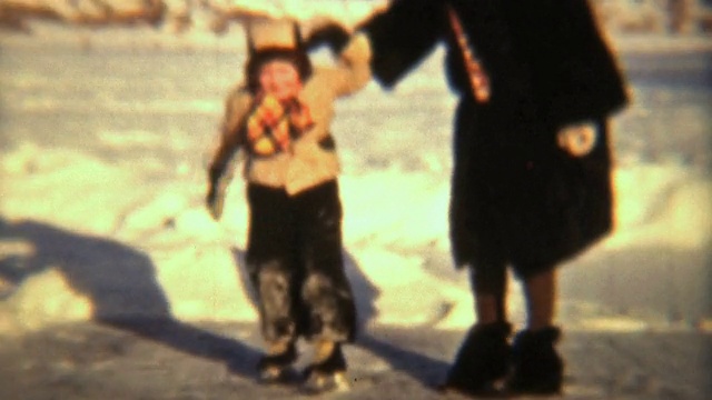 小女孩学滑冰(1942年8毫米胶片)视频素材