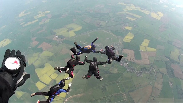 五名跳伞运动员自由落体视频素材