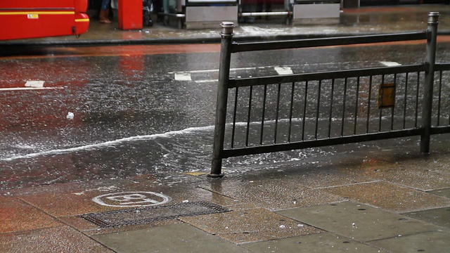 下雨的伦敦，公共汽车驶过视频下载