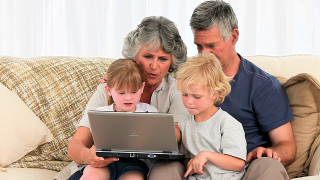 家人在看他们的笔记本电脑视频下载