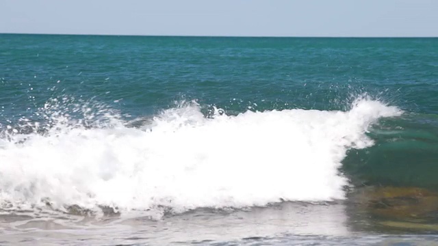 海浪和海沫视频素材
