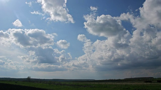 雨云在蓝天上飞过田野视频下载