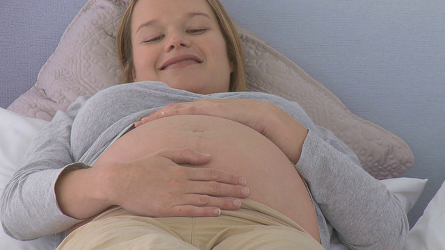 安详的孕妇躺在床上视频下载