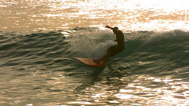 冲浪者骑在傍晚的轻，缓慢的动作波视频素材