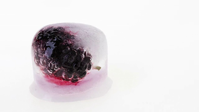融化的冰块里面有一个桑椹浆果视频下载