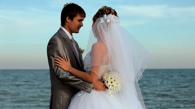 新婚夫妇在海滩上跳舞视频下载
