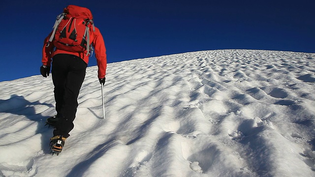 在冰川上爬山的登山者视频素材