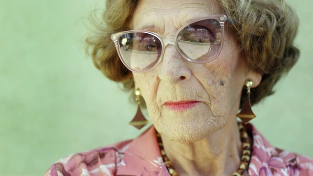 戴眼镜的老妇人微笑着视频素材