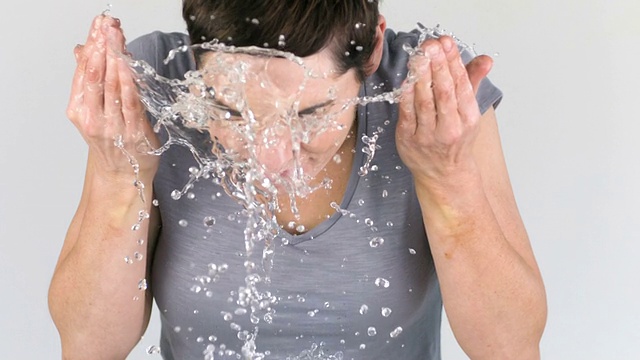 一个女人往脸上泼水的慢镜头视频下载