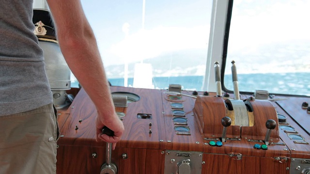 水手在舵手室控制船视频素材