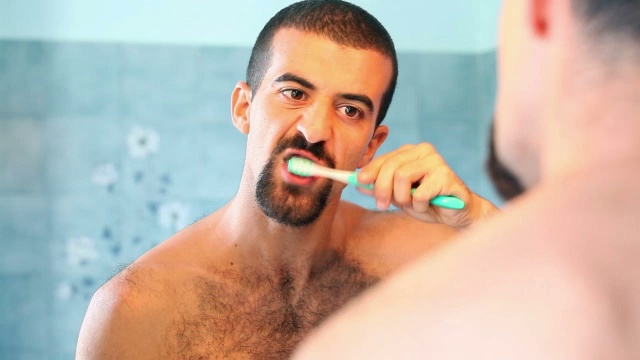 HD:刷牙的男人视频素材