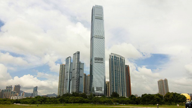 香港国际商会大厦的摩天大楼外观-向下倾斜视频下载