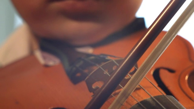 男孩拉小提琴视频素材