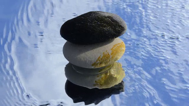 游泳池里的石头特写镜头视频下载