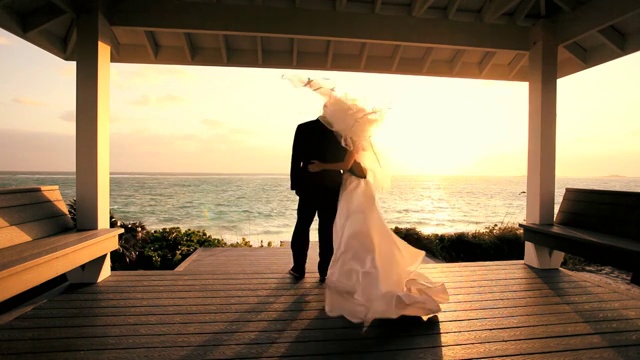 热带岛屿新婚夫妇视频素材