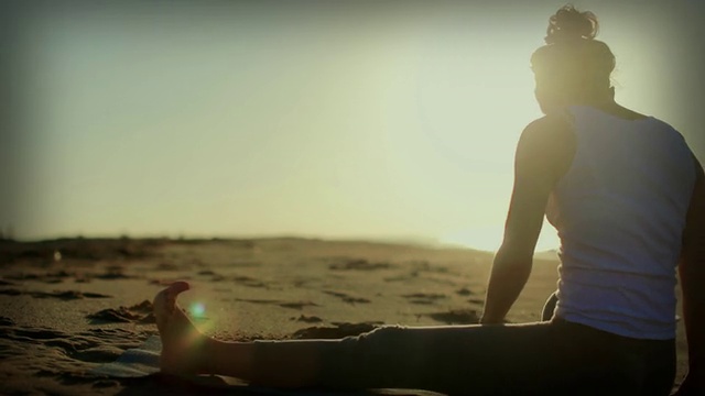 瑜伽在海滩视频素材