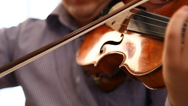 音乐家拉小提琴视频素材