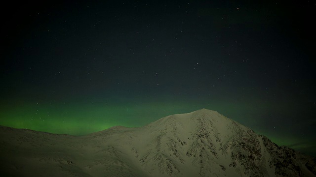 北极山脉上的北极光视频素材