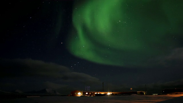 斯匹次卑尔根岛极地站上空的北极光视频素材