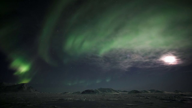 霍恩松德峡湾上空的北极光-斯匹次卑尔根群岛，斯瓦尔巴特群岛视频素材