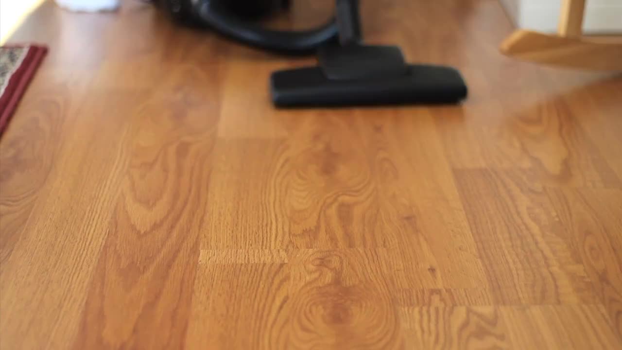 家庭主妇吸尘强化地板视频素材