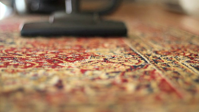 吸尘彩色地毯-低角度视频素材