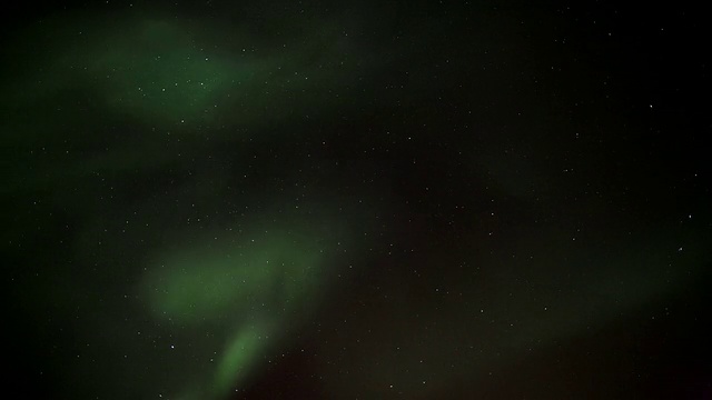 晴朗天空中的北极光视频素材