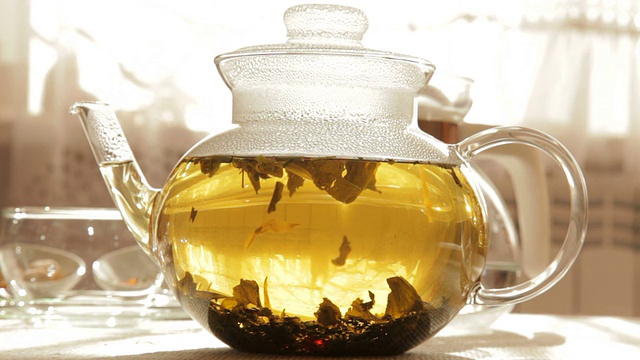 透明玻璃茶壶中的花草茶视频素材