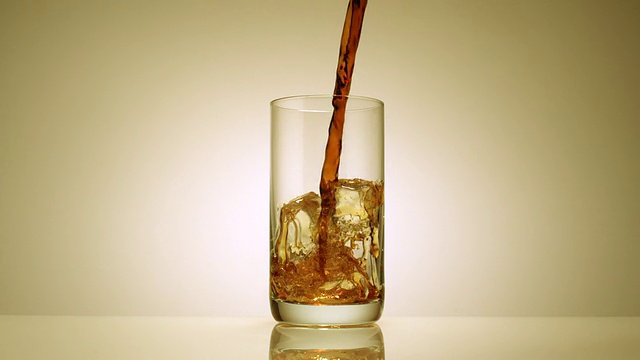 可乐倒在玻璃杯里，慢动作视频素材