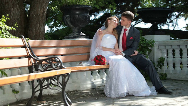 新郎新娘坐在长凳上视频下载