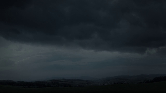 夜间雷雨-梦幻般的风景视频背景。视频素材
