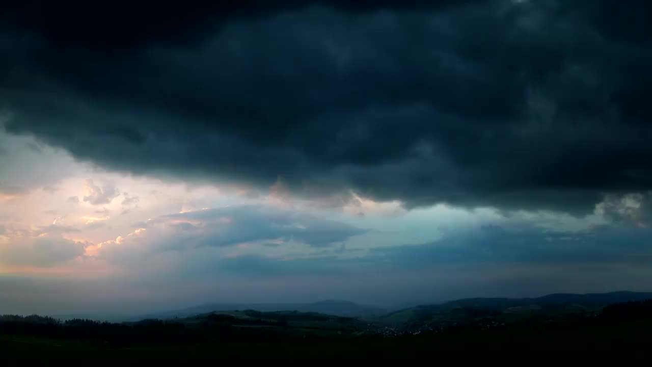 傍晚的雷雨-梦幻的风景视频背景。视频素材