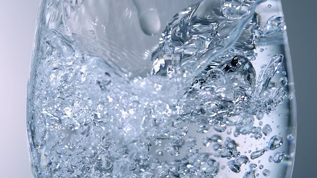 水倒在玻璃杯里，特写，慢动作视频素材
