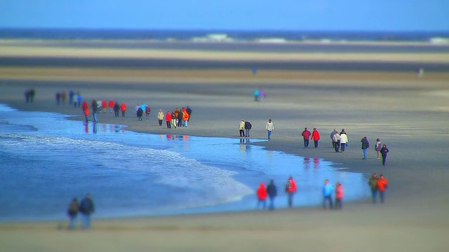 迷你赝品:游客在北海海滩徒步旅行视频购买
