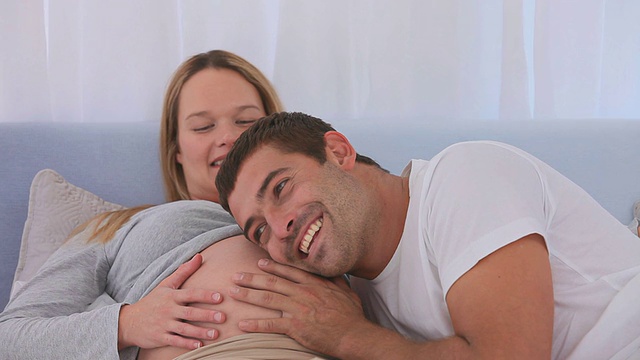 一个男人在玩他妻子的肚子视频素材