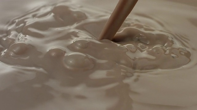 倒巧克力牛奶，慢动作视频素材