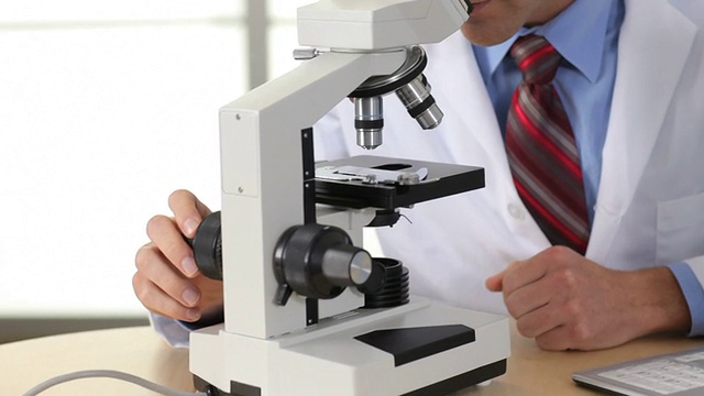 科学家观察显微镜视频素材