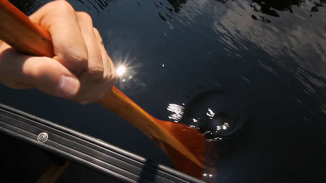 划独木舟。视频素材