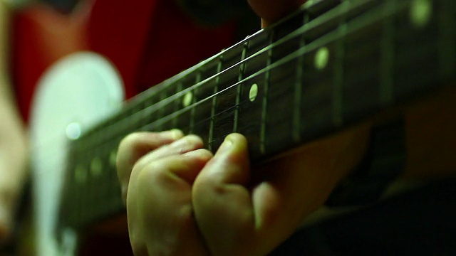 弹奏电吉他的男子视频素材